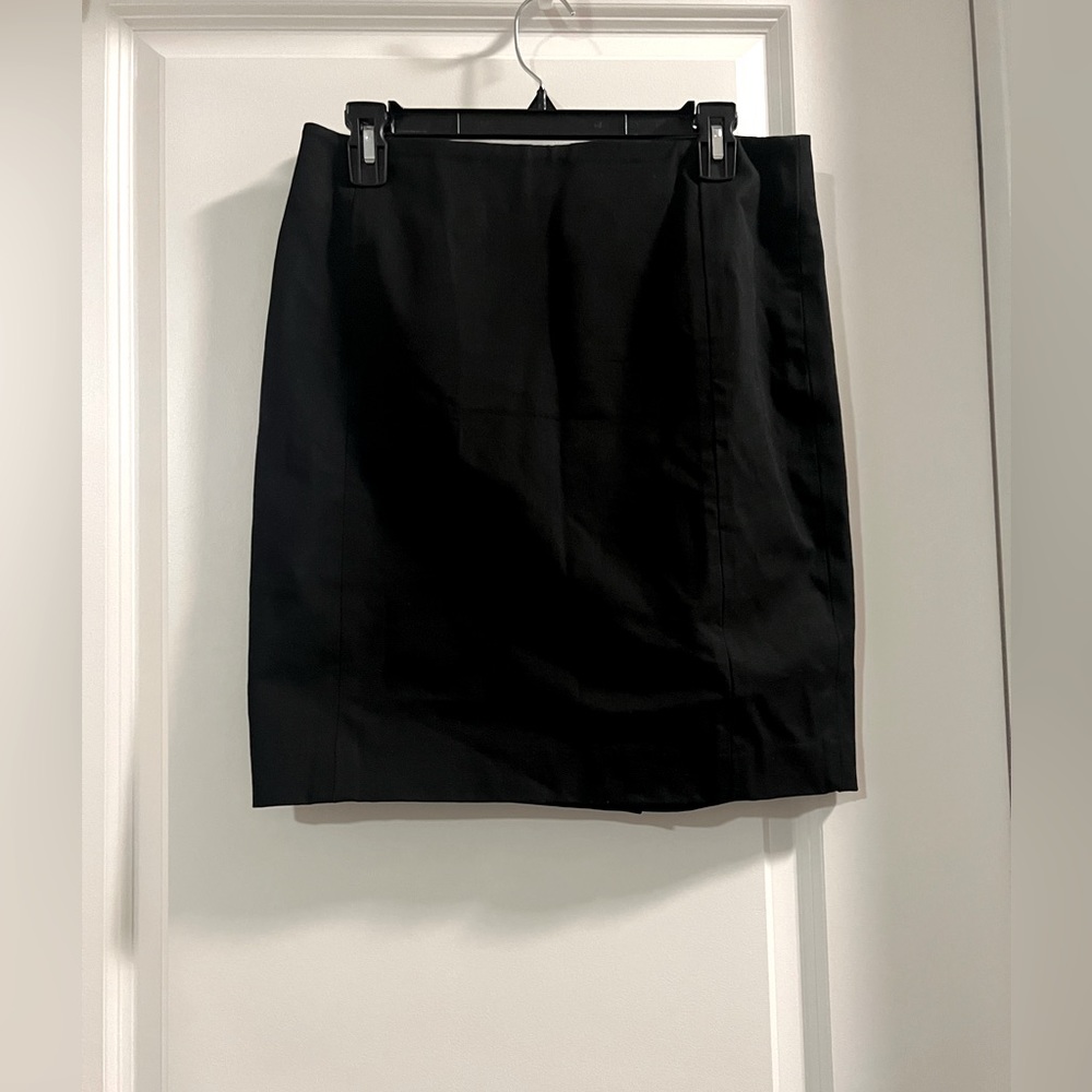Black pencil skirt; zipper, Banana Republic size 6, never worn